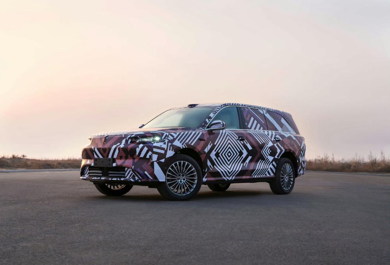 汽车资讯 最近不少车友拍到了魏牌全新旗舰SUV的伪装车，相关的照片和视频已经在网