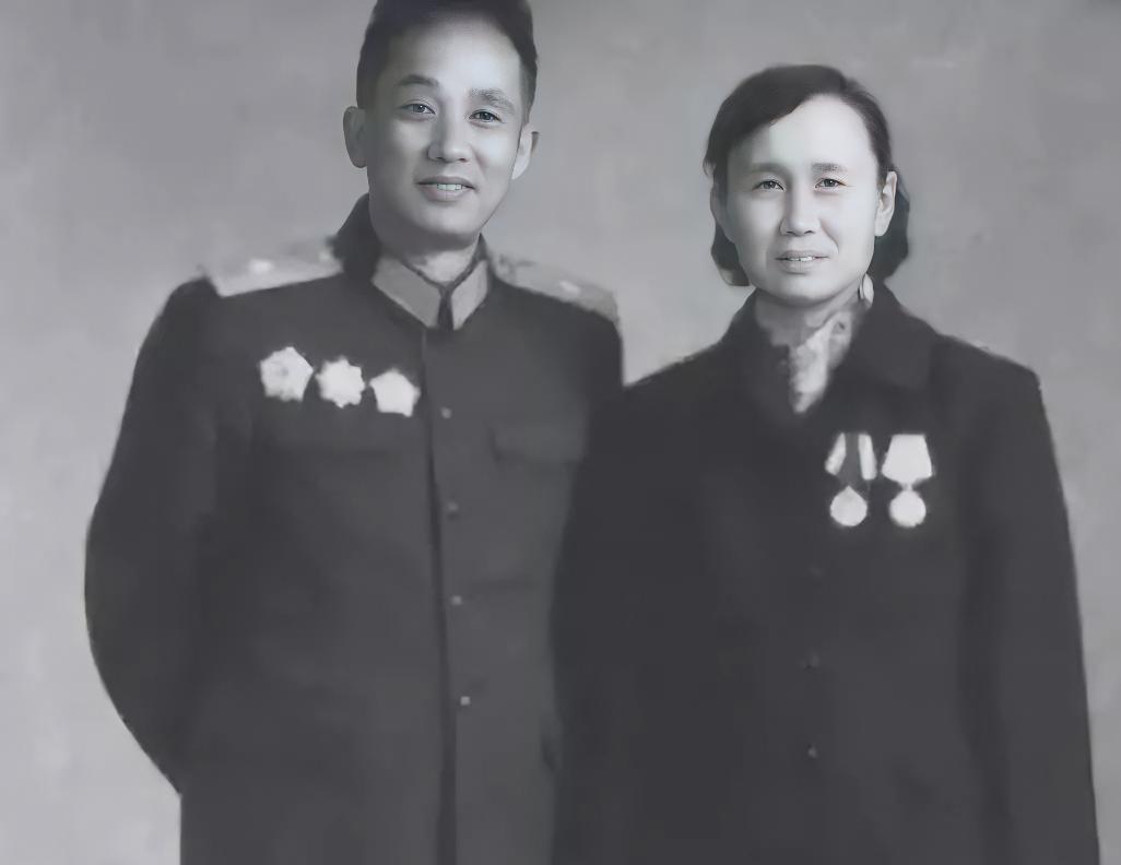 1947年，一名解放军师长，大腿根部受伤住院，这时，一19岁女护士来到他的病房，
