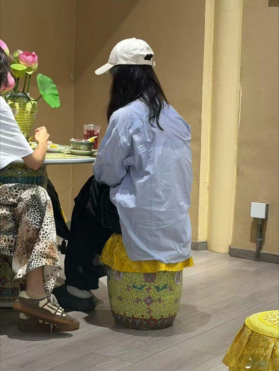 杨紫被细心的路人认出来 路人贴心的没有上前打绕