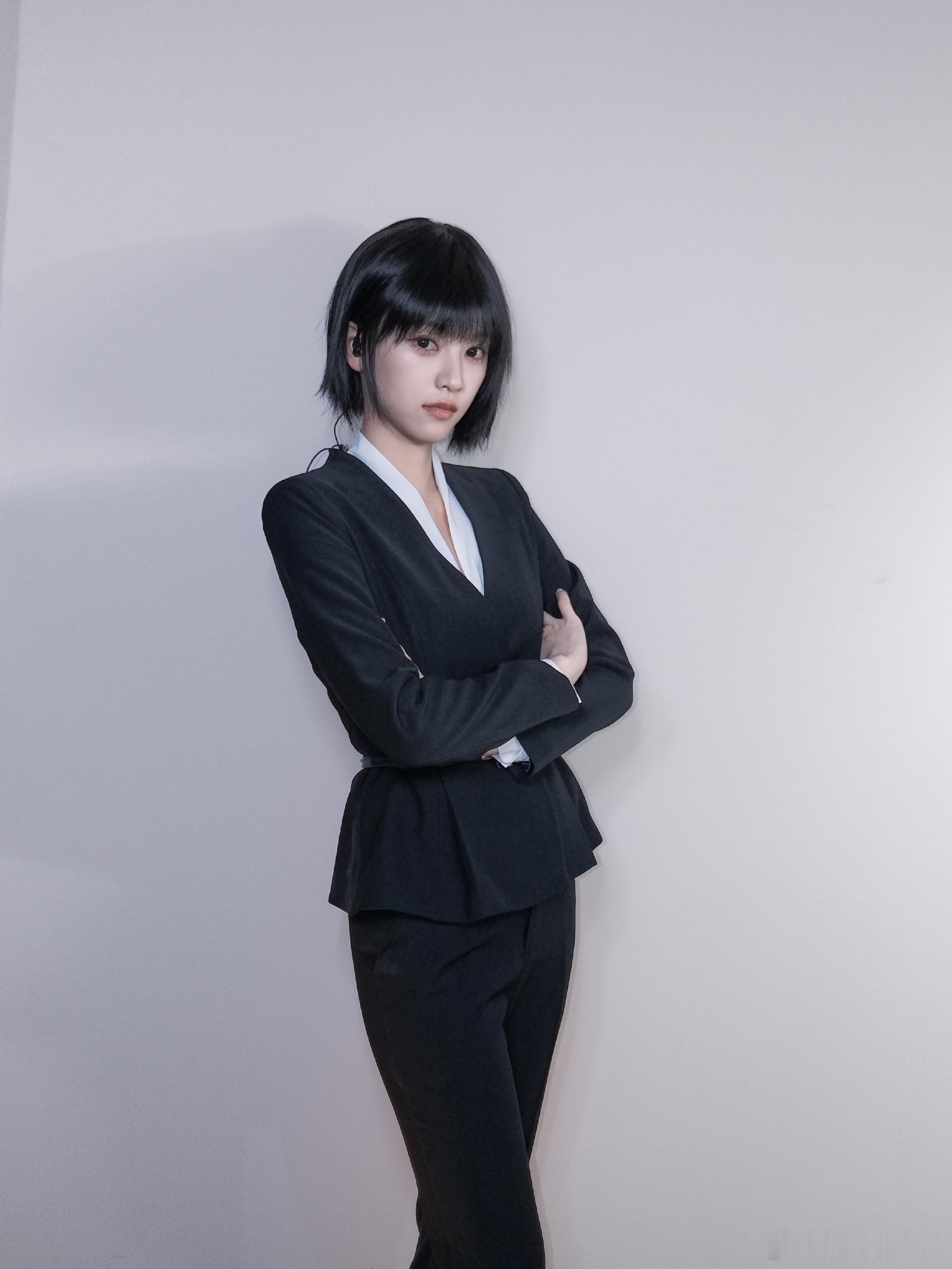 四公妆造氛围感绝佳，妆容服饰相辅相成，用颜值与实力点亮乘风舞台黄灿灿四公妆造乘风