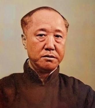 1949年，北平城换了天。一个66岁的老头把全家人叫到一起，宣布了两件事：第一，