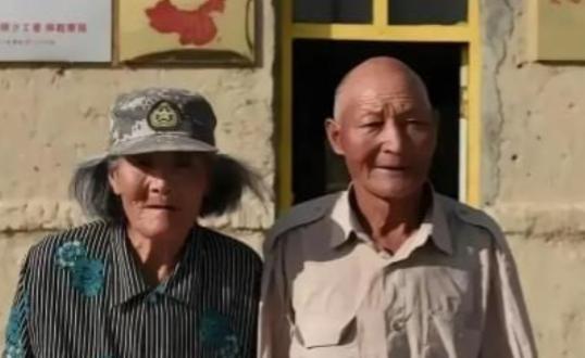 1964年，边防战士魏德友，回山东老家相亲，因为长相英俊， 上门相亲的女孩排成长