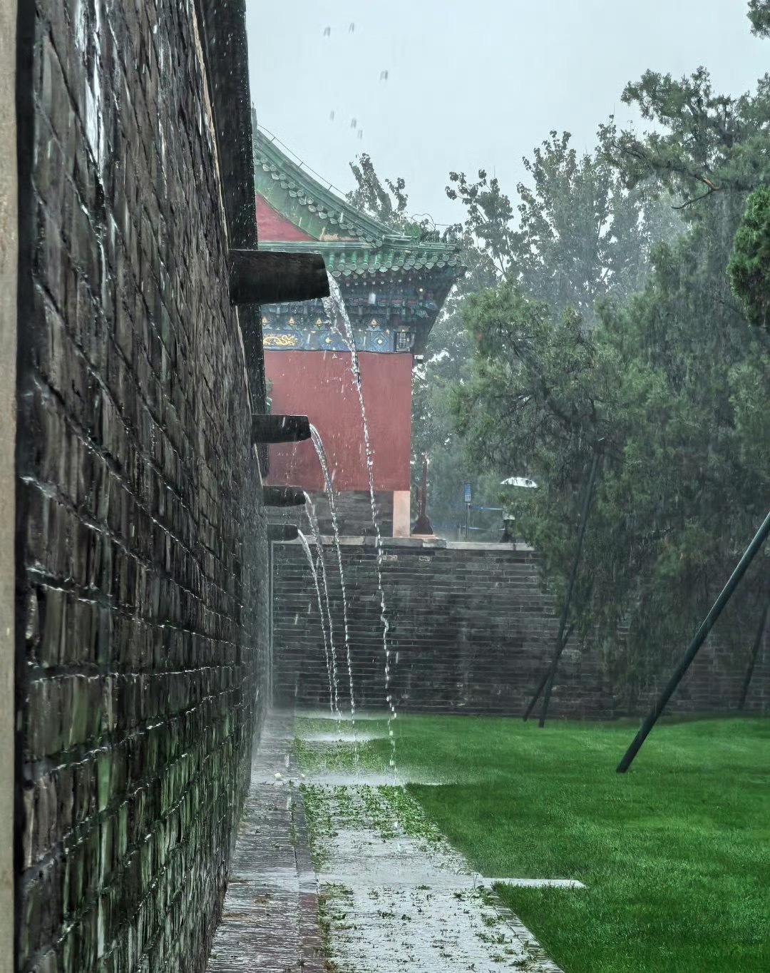 北京大雨刚好在周六不上班的日子，在被窝里追剧，外边下着雨[awsl]很舒服的一天