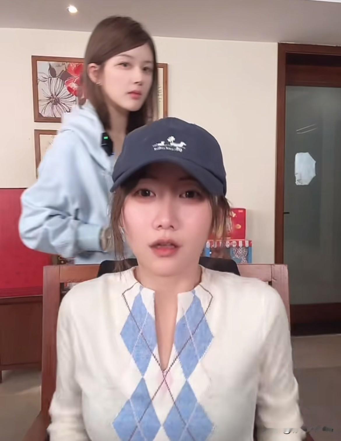 1月6日，魏笑直播，赵露思一直在魏笑背后走来走去，给魏笑吓的脸通红！
赵露思对她