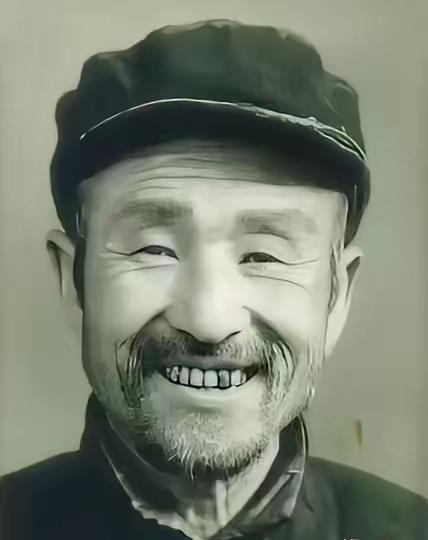 1956年，山东公安拦住一卖酒老汉，他掏出证件后，所有人都沉默了。1956年3月