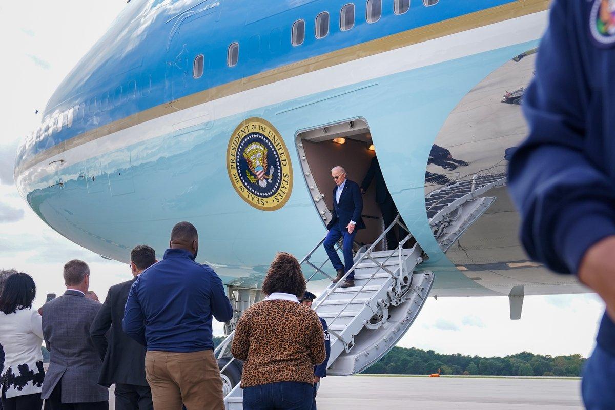 乔治·W·布什在卡特里娜飓风后三天才出现，结果遭到了猛烈批评。而乔·拜登在灾难发