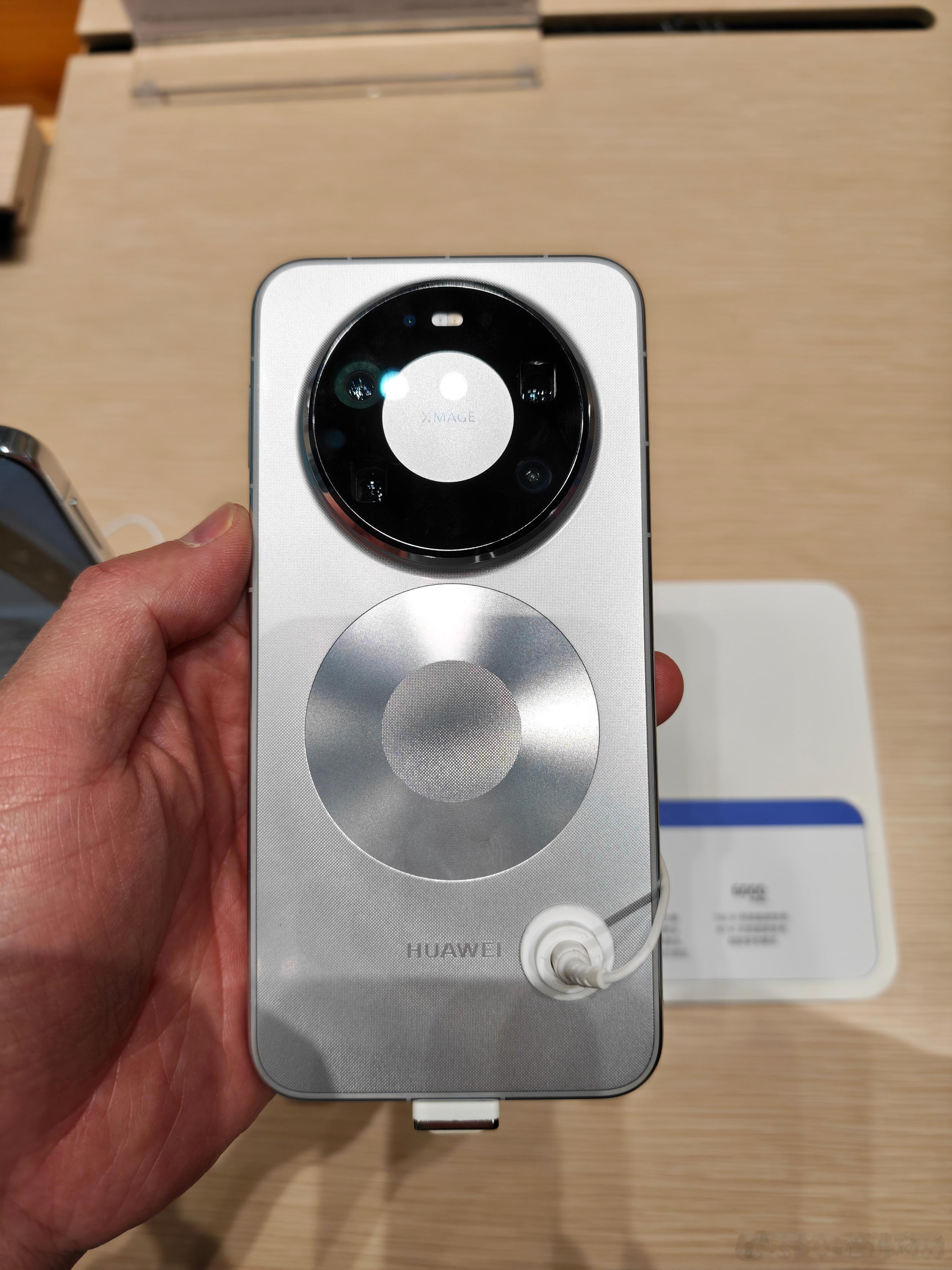 背壳精致感不如mate80和mate80pro（背壳是棉纤维，不惧信号屏蔽）而p