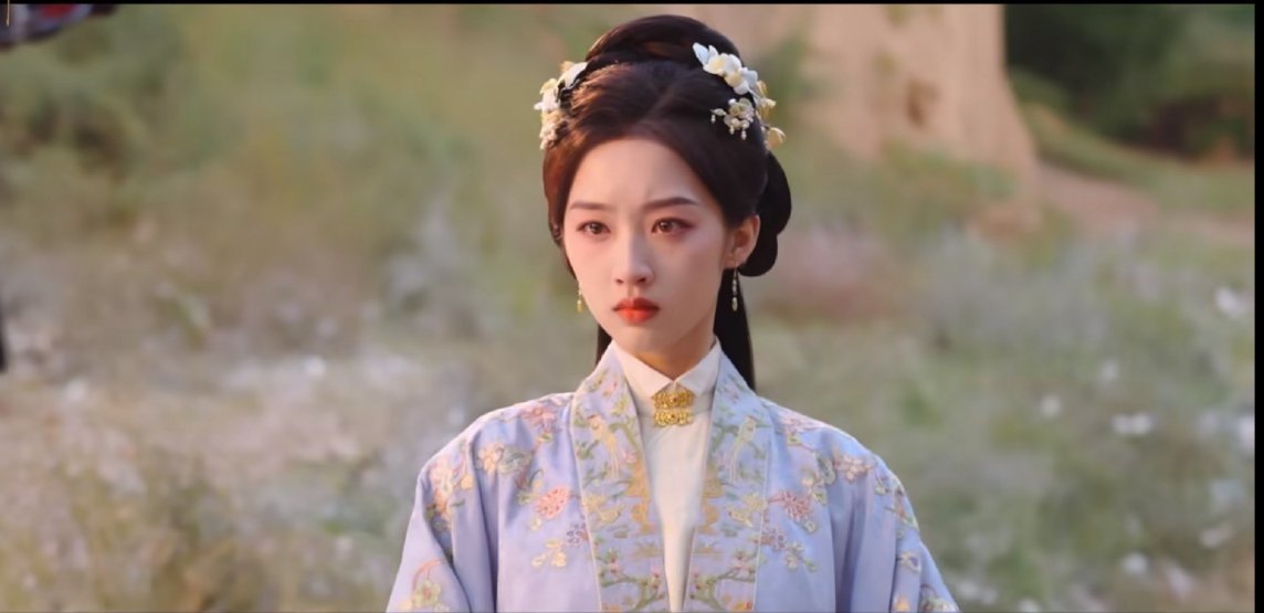 邓恩熙花神造型从落难千金到惊艳众人的花神，反差感十足。邓恩熙澄澈的琥珀瞳赋予角色