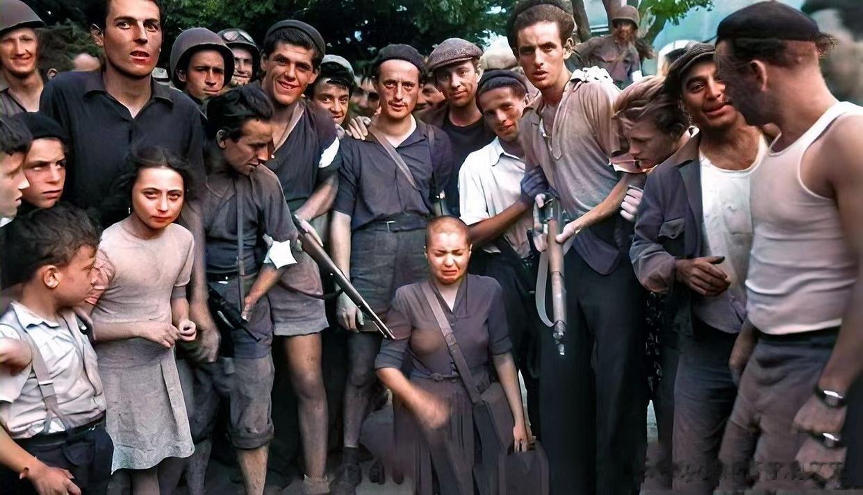 1945年，一位曾经接待过德军的法国妓女，在巴黎被解放后当做“法奸”押上街头，她