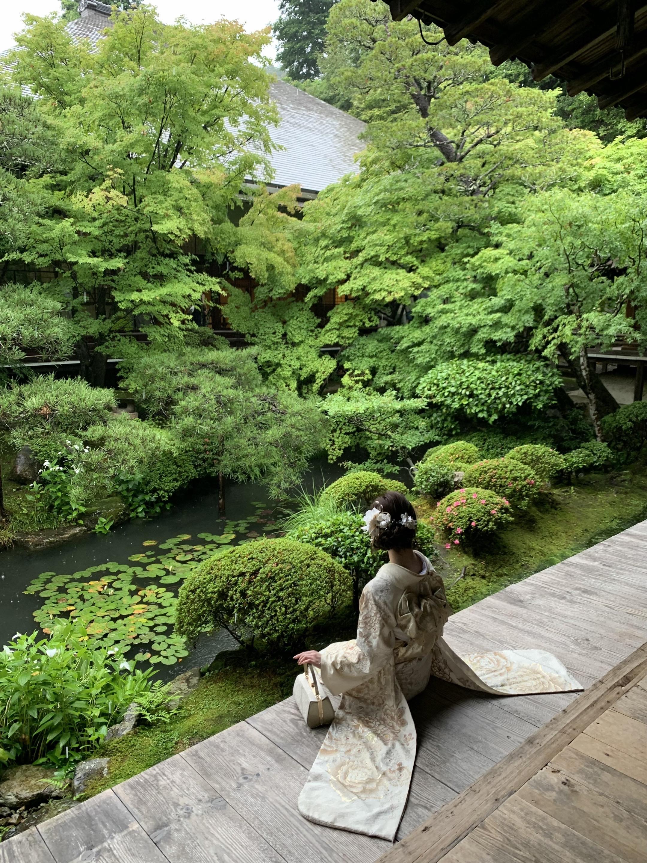 淡淡的。