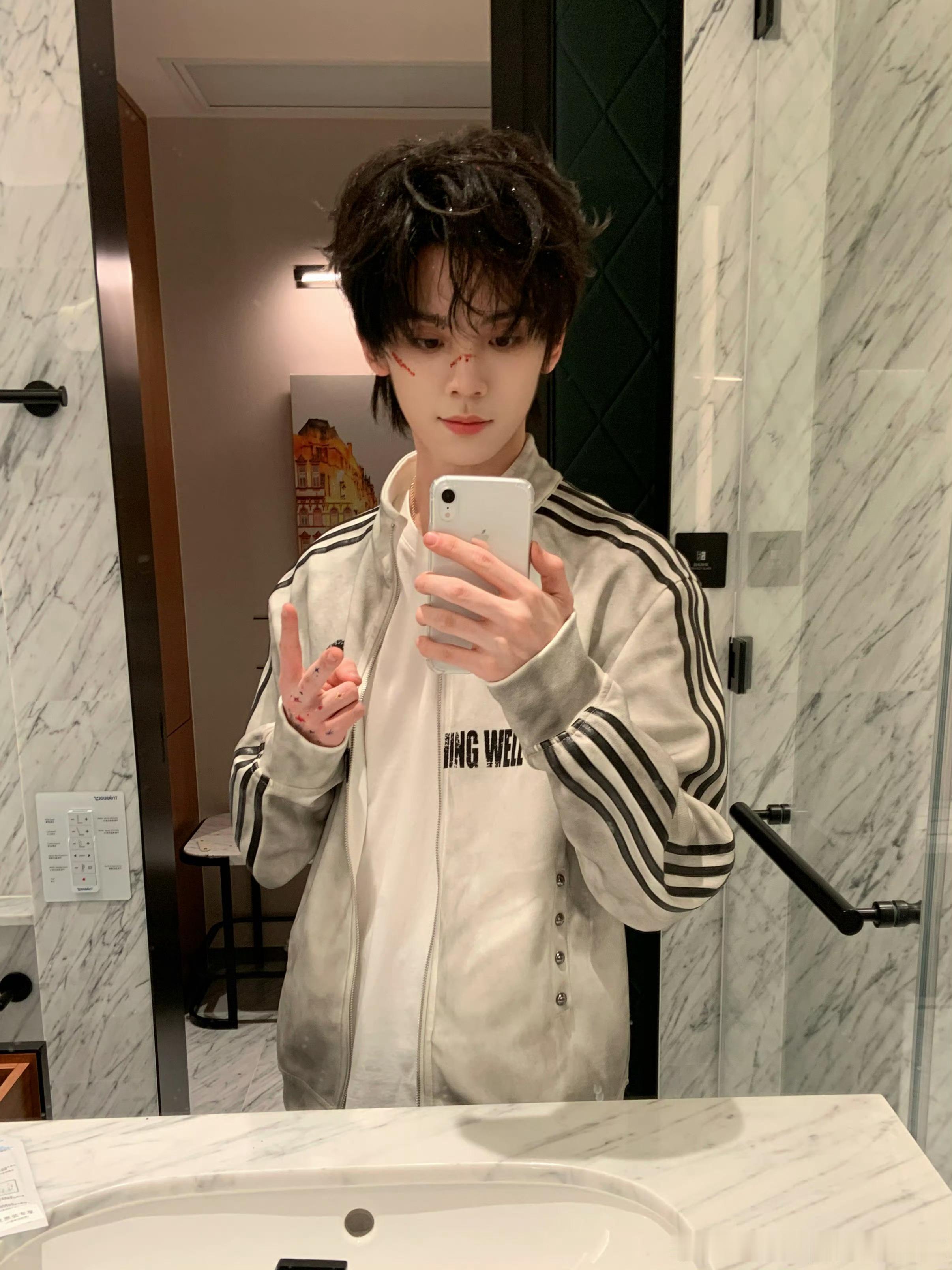 我感觉我超级无敌熟悉后面的那幅画呢 
