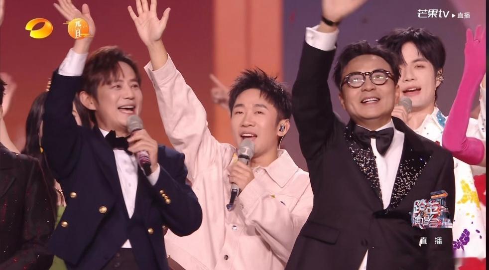 湖南跨年收视第一 跨年结束收尾时，杨迪卡在了何炅和汪涵中间，正好站到C位，这招是