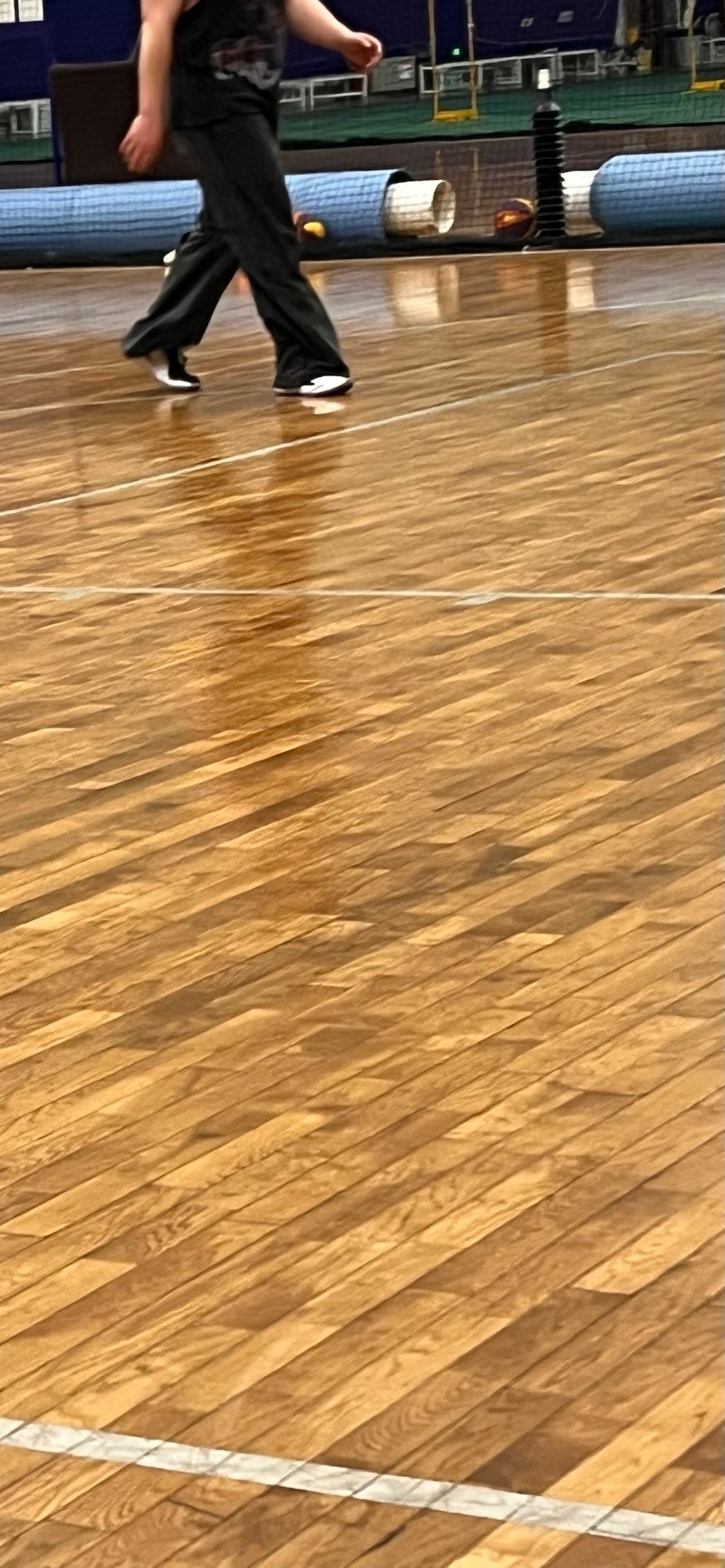 我就说，你这么长的裤子，不怕踩着自己个儿么？ 