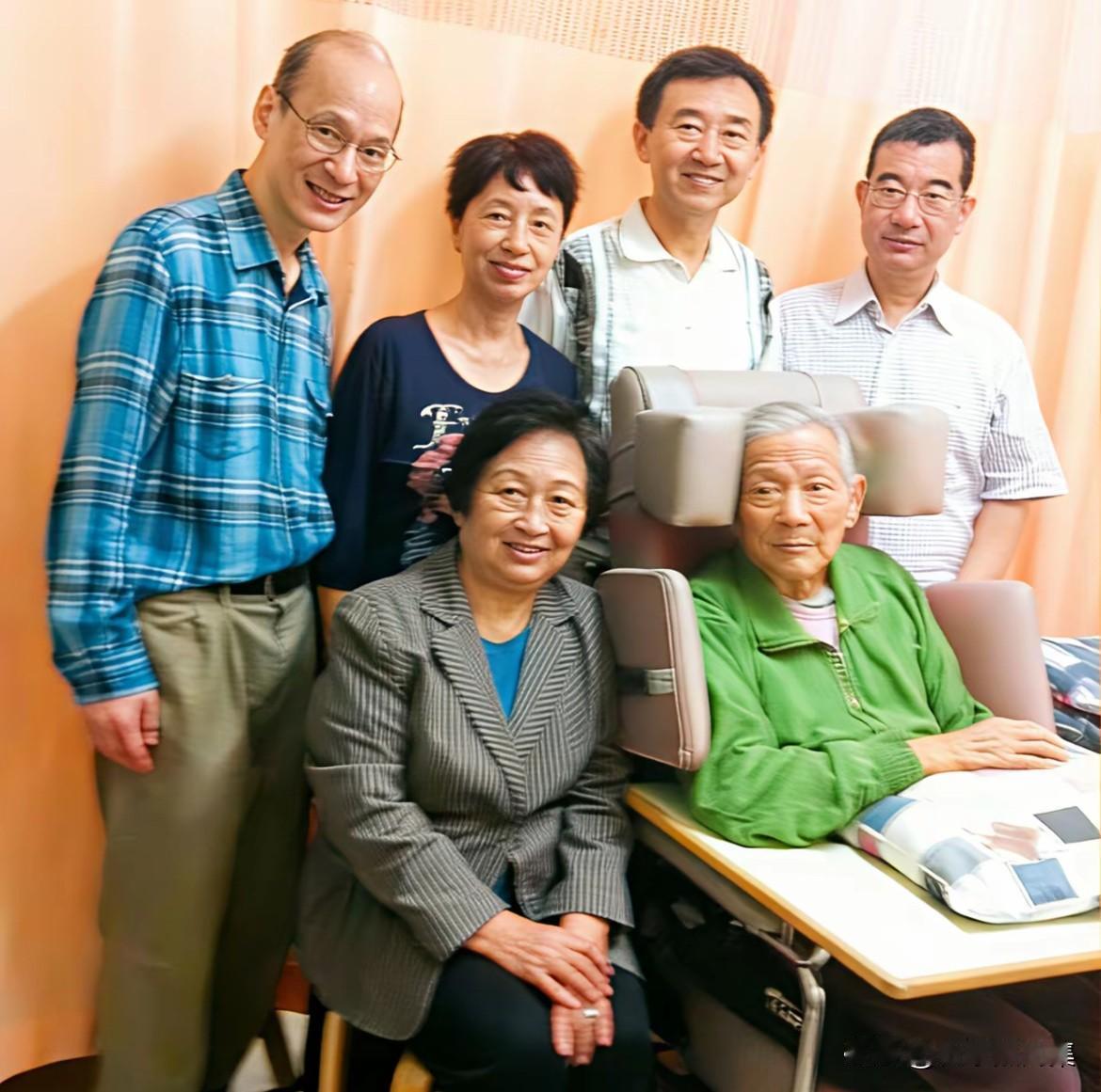 2011年，章含之的前夫洪君彦生病住院期间，学生看望时合影。洪君彦1953年起在