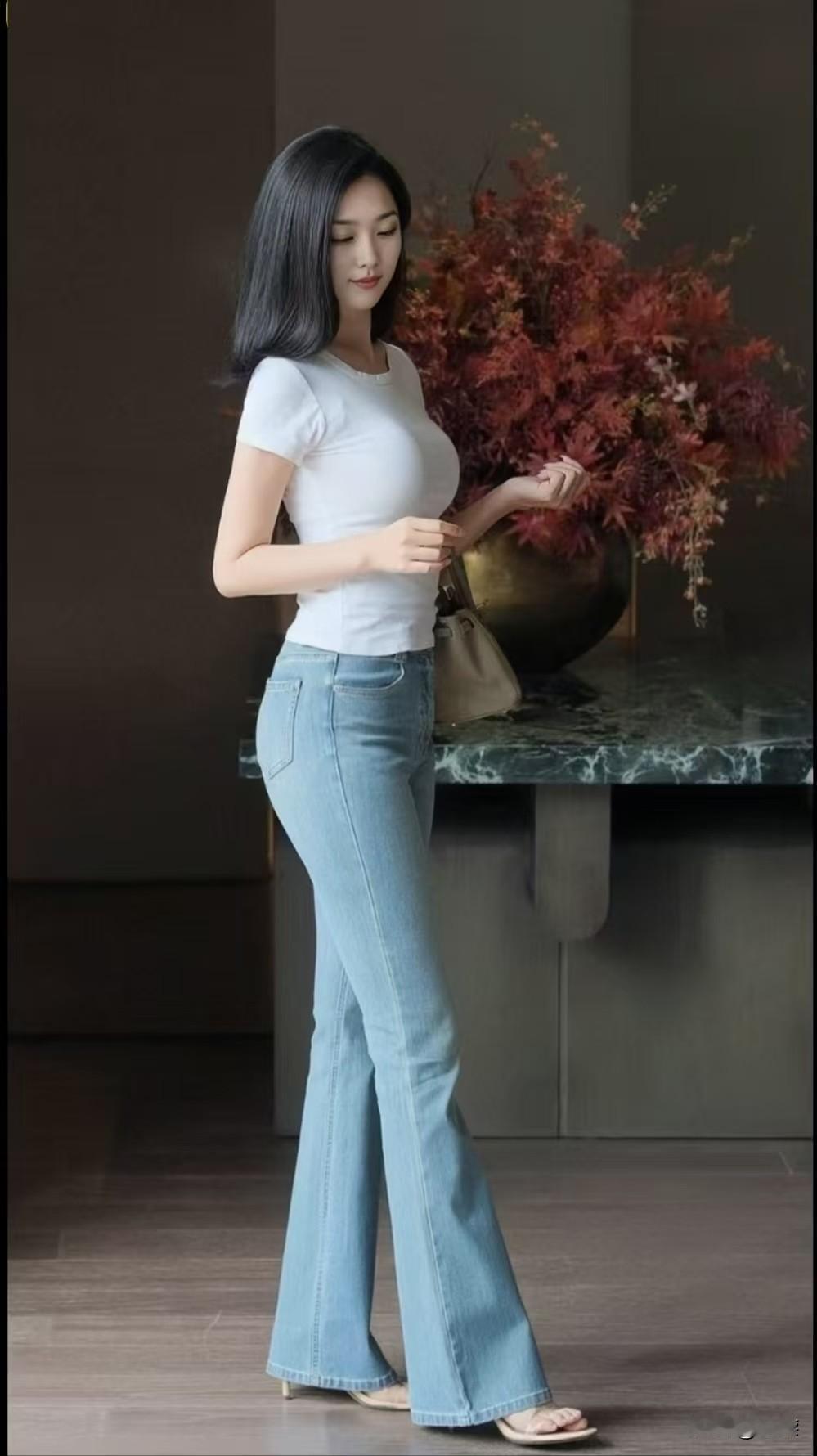 如何搭配时髦修身牛仔裤?
修身牛仔裤避雷搭配指南来啦👇
✅上装选紧身短款上衣，