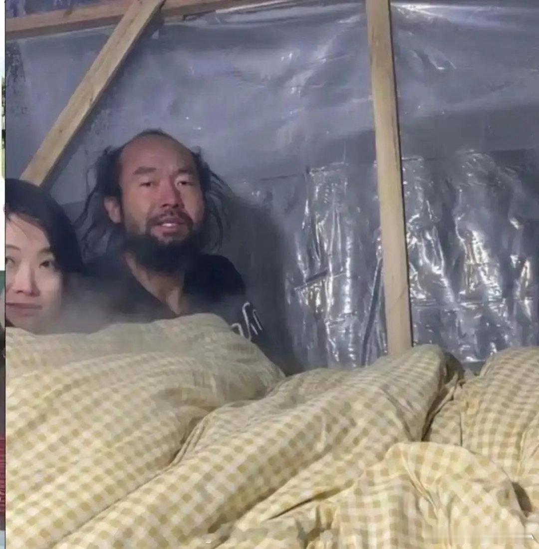 不怪大叔一脸幸福，换谁都一样。 