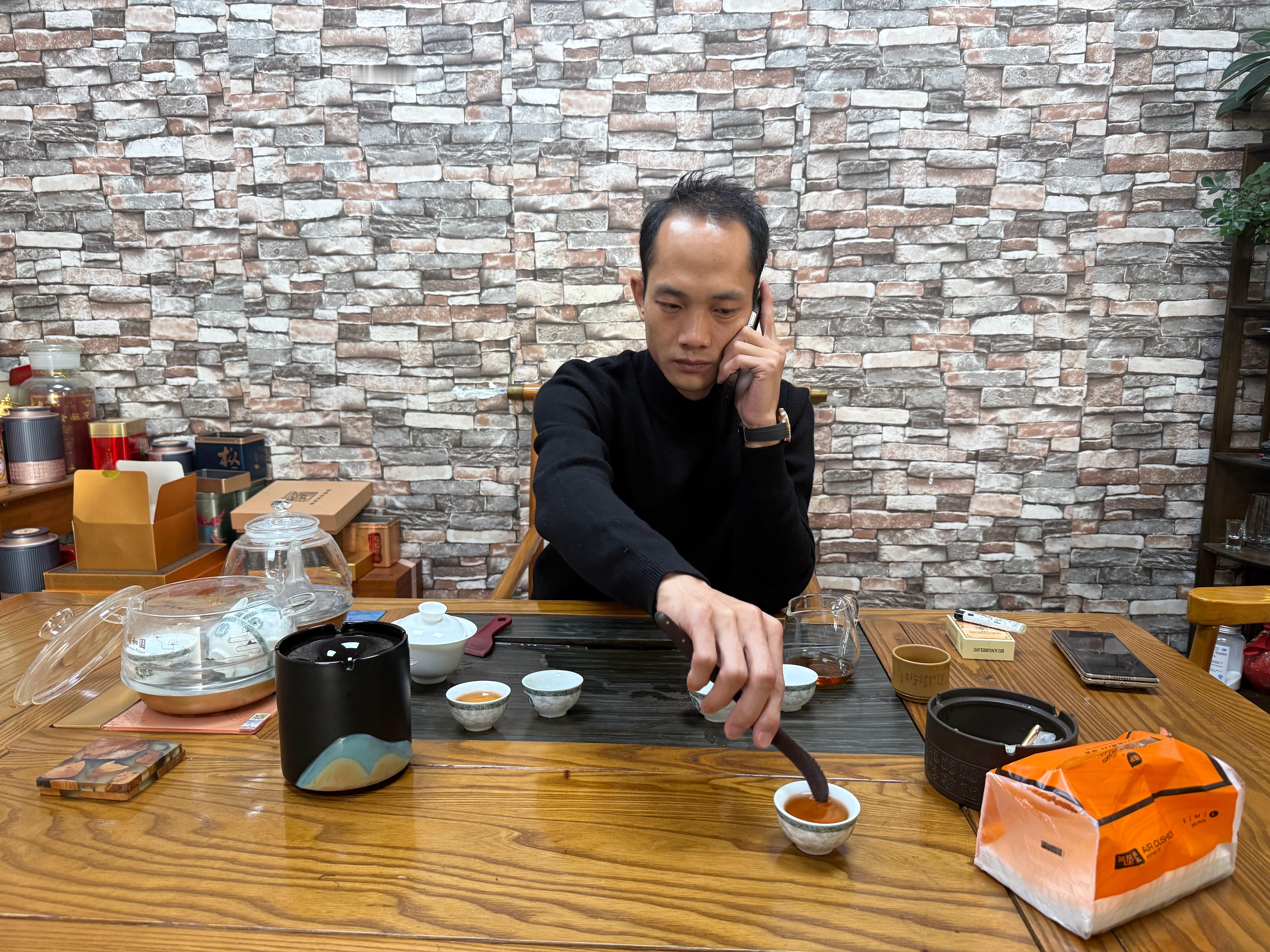 失眠了，翻来覆去睡不着，手机拿起来3次了。。。应该是傍晚去华强北朋友办公室喝了几
