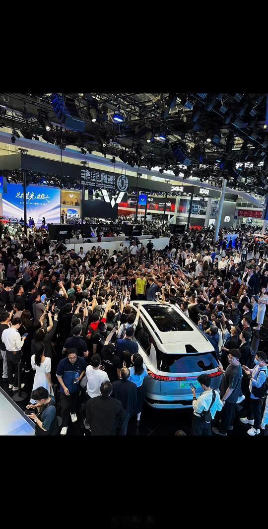 明天北京国际车展小米汽车展台的流量，估计又是人山人海，就如这张图一样，一切都回来