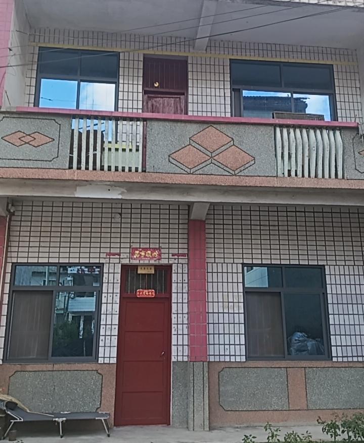 大山深处老屋的四季
 
一、七律
 
庭院宽幽意自宁，
房前草木竞欣荣。
青筠触
