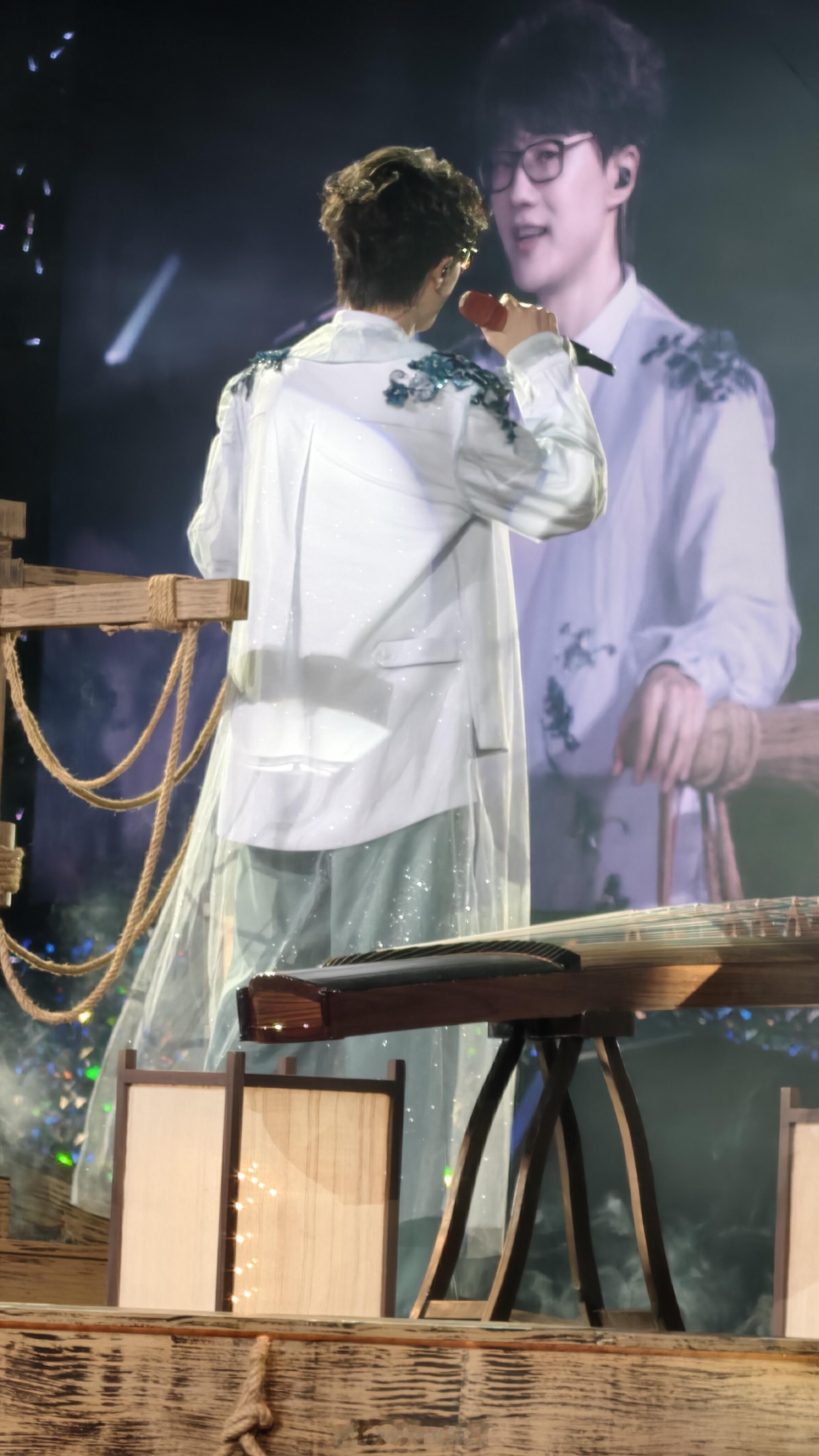 许嵩这张图好有宿命感天津这一幕太绝：白衣背影与大屏正脸隔屏相对，像现在的许嵩望向