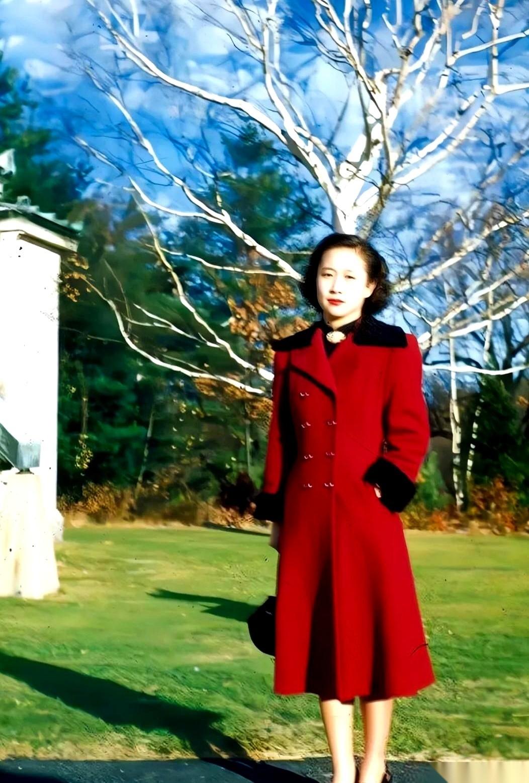 这张老照片，主角叫杜致礼。
1947年，美国，公园街角。阳光斜斜地打在她身上，风