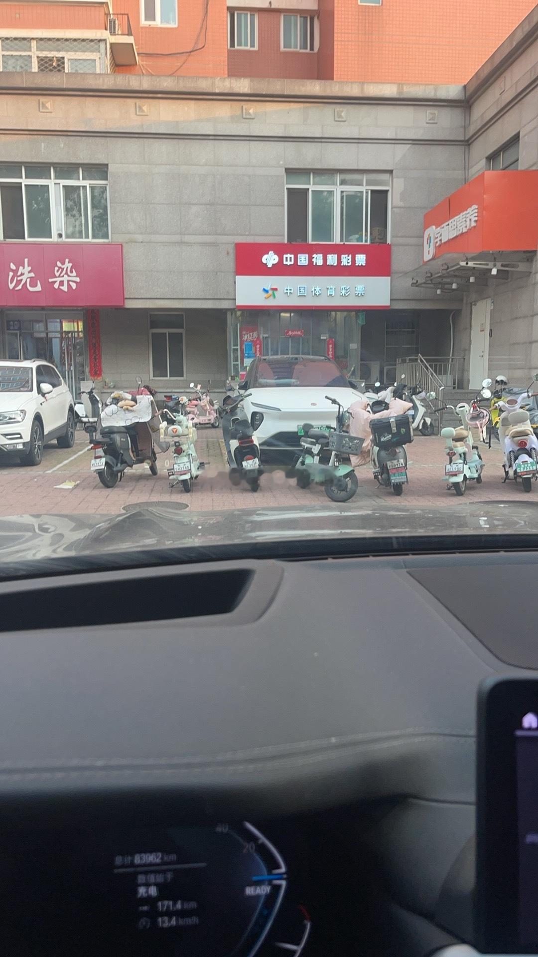 你们有过拉错车门的经历吗，今天尴尬的是我接连拉错两辆。。仨同款车挨一块了