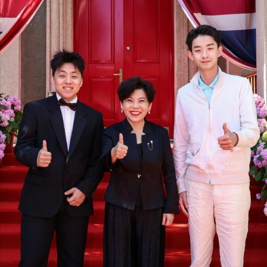 邓亚萍带儿子追星吴宜泽，大魔王化身追星搭子也太暖心了。

冠军妈妈在线陪娃追星：