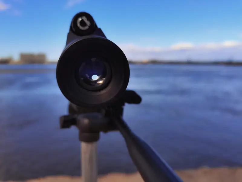 狙击手实弹射击考核的现场原声，那简直能把压迫感拉满。想象一下，寂静的环境中突然传