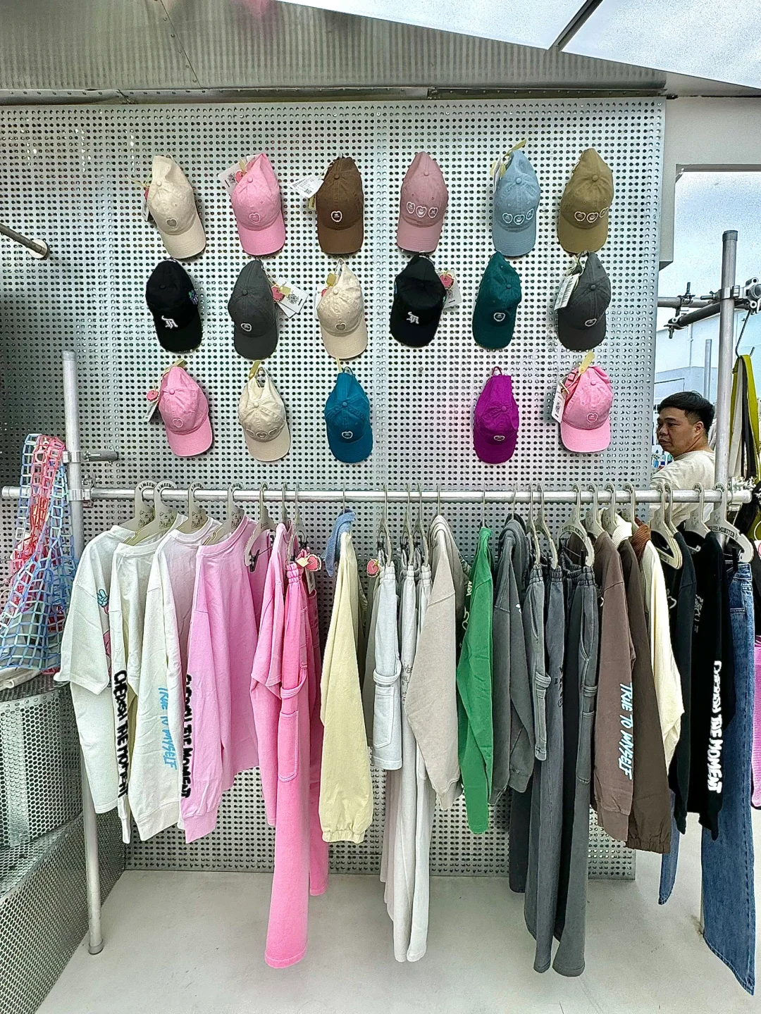 青岛这个门进去…能逛一天！！衣服不过百