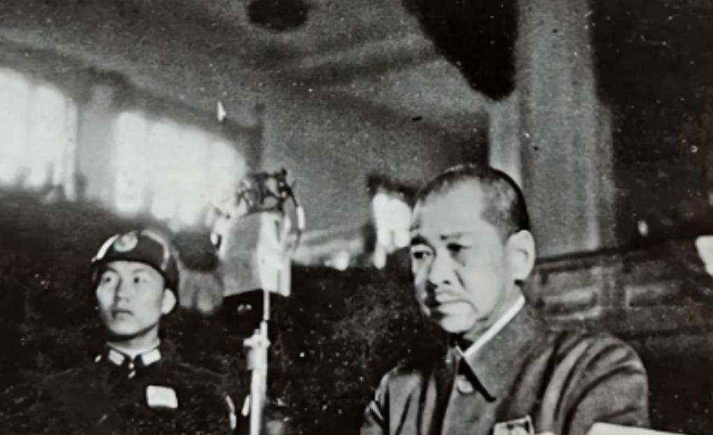 1939年秋天的长沙，仗还没打，中国阵地上先烧起了一片诡异的火光。士兵们点燃了水