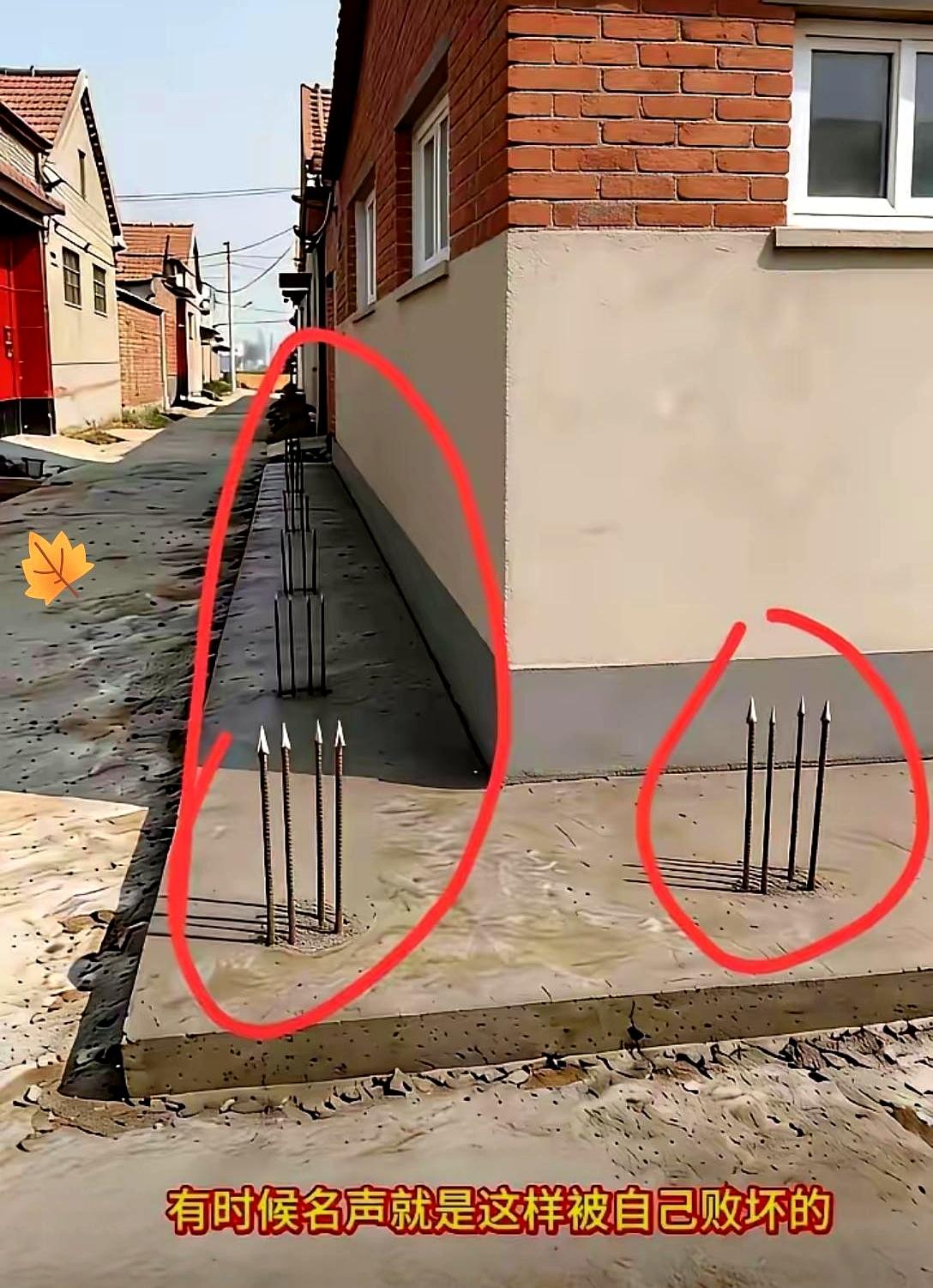你说这人图啥呢？
就为了占那点儿公共过道，居然在路边插满了一排锈迹斑斑的钢筋头！
