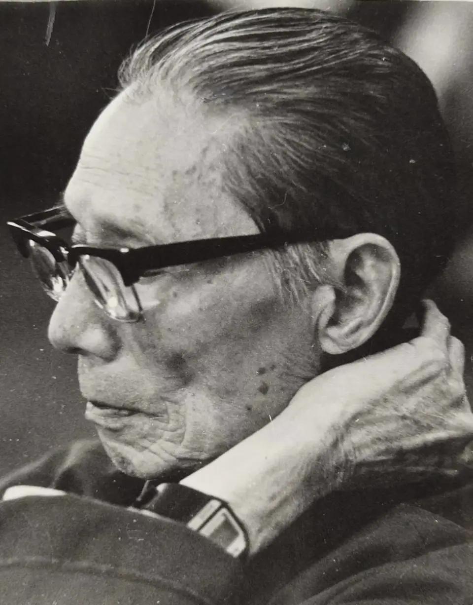 看到一段话，心里猛地一颤：
“谁也逃不过的十个坎。第一个坎，是牙齿掉了；第二个坎