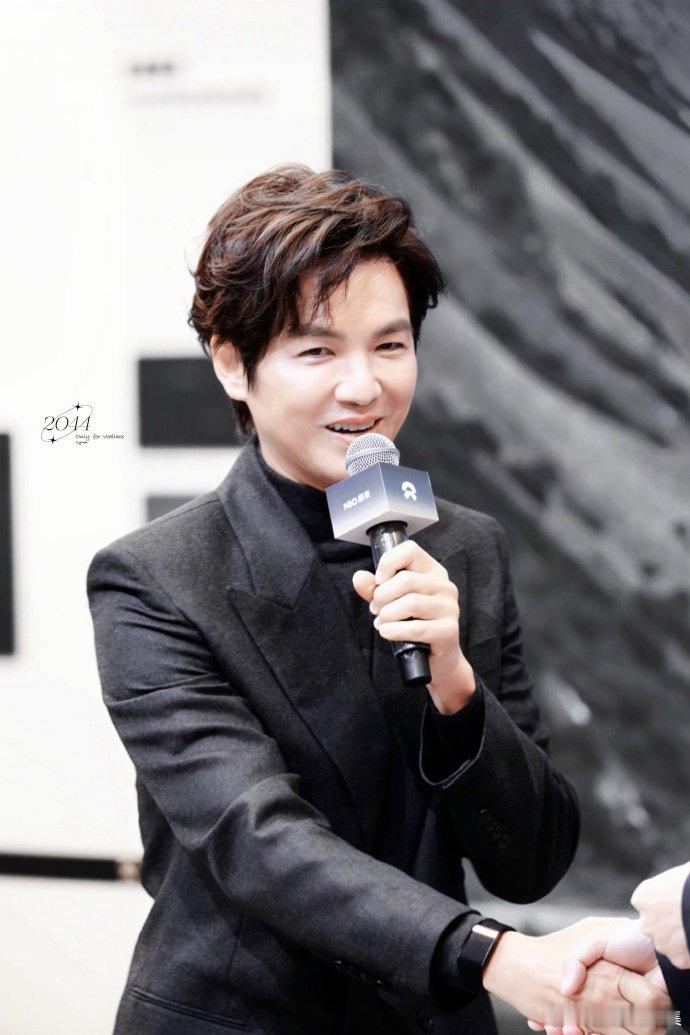 钟汉良温雅大气，每一个动作都透着精致感！座舱内的超大空间带来绝佳舒适体验，与主持