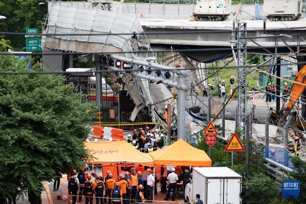 韩国首尔高架桥坍塌事故已造成3人死亡------韩国首都首尔一座高架桥的拆除现场