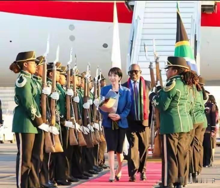 南非迎接别国元首及政府首脑时的仪仗队人员最显特点就是胖瘦不均！