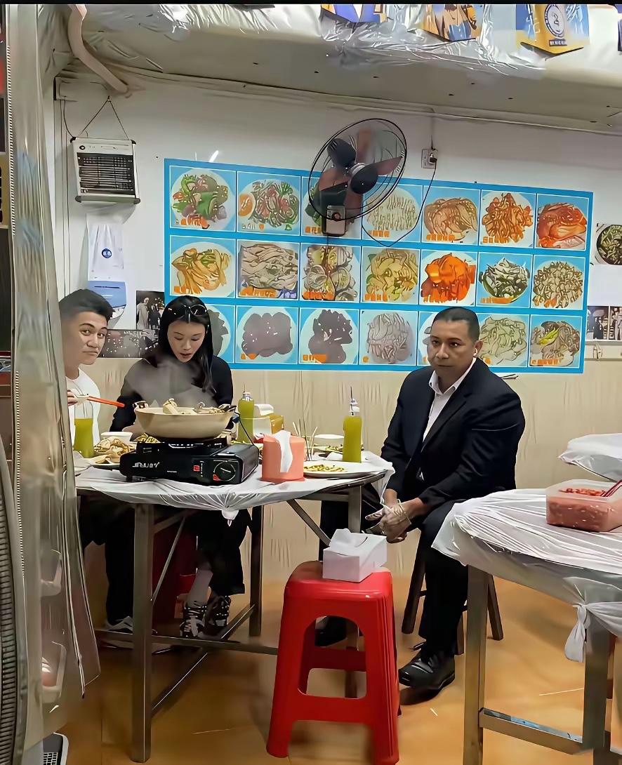 非常接地气二位有钱人，来小地方吃饭