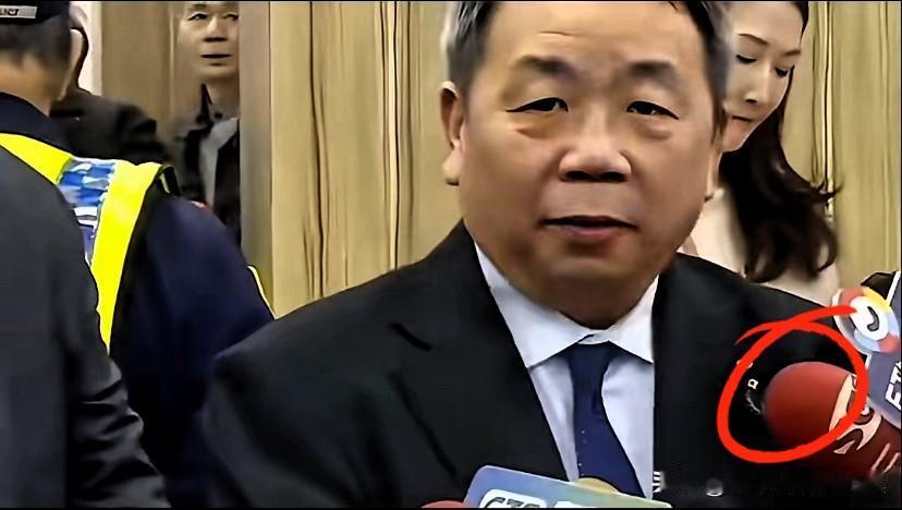 石平这个汉奸又出来蹦跶，
一番颠倒黑白的言论，
看得人血压直飙！

没窜访台湾之