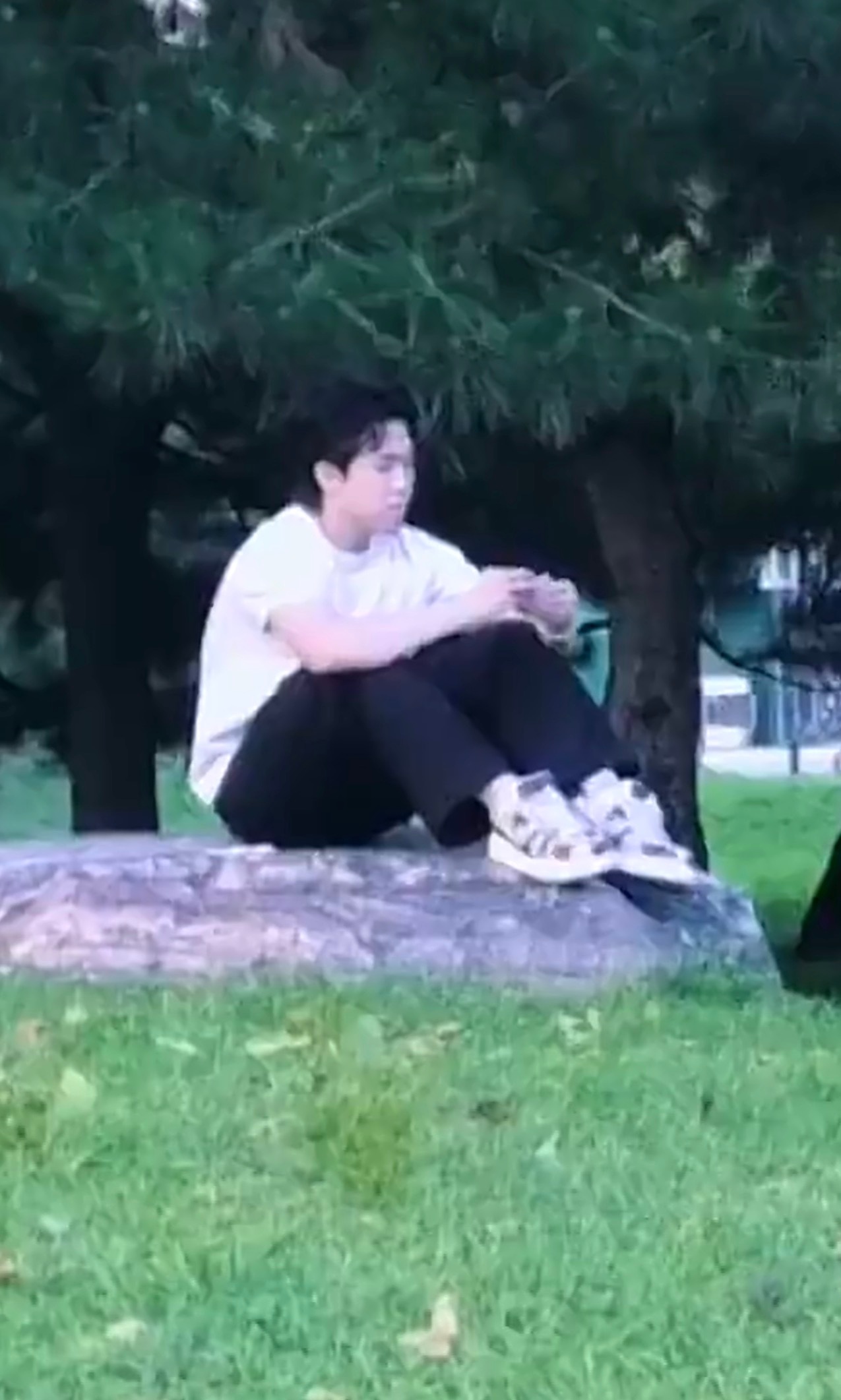 男孩子摆拍中 