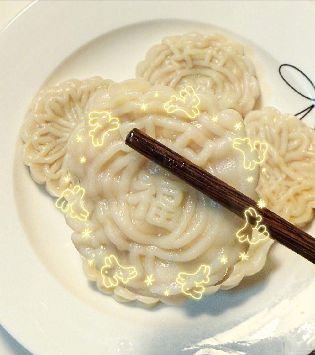 感觉幂姐已经完全get到月饼只是一个形状的精髓，把饺子做成月饼的形状怎么不算吃月