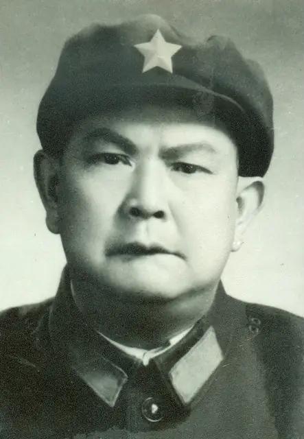 1940年深秋，苏北盐城一带的芦苇荡里，三个人蹲在齐腰深的水洼中，身上裹着从死人