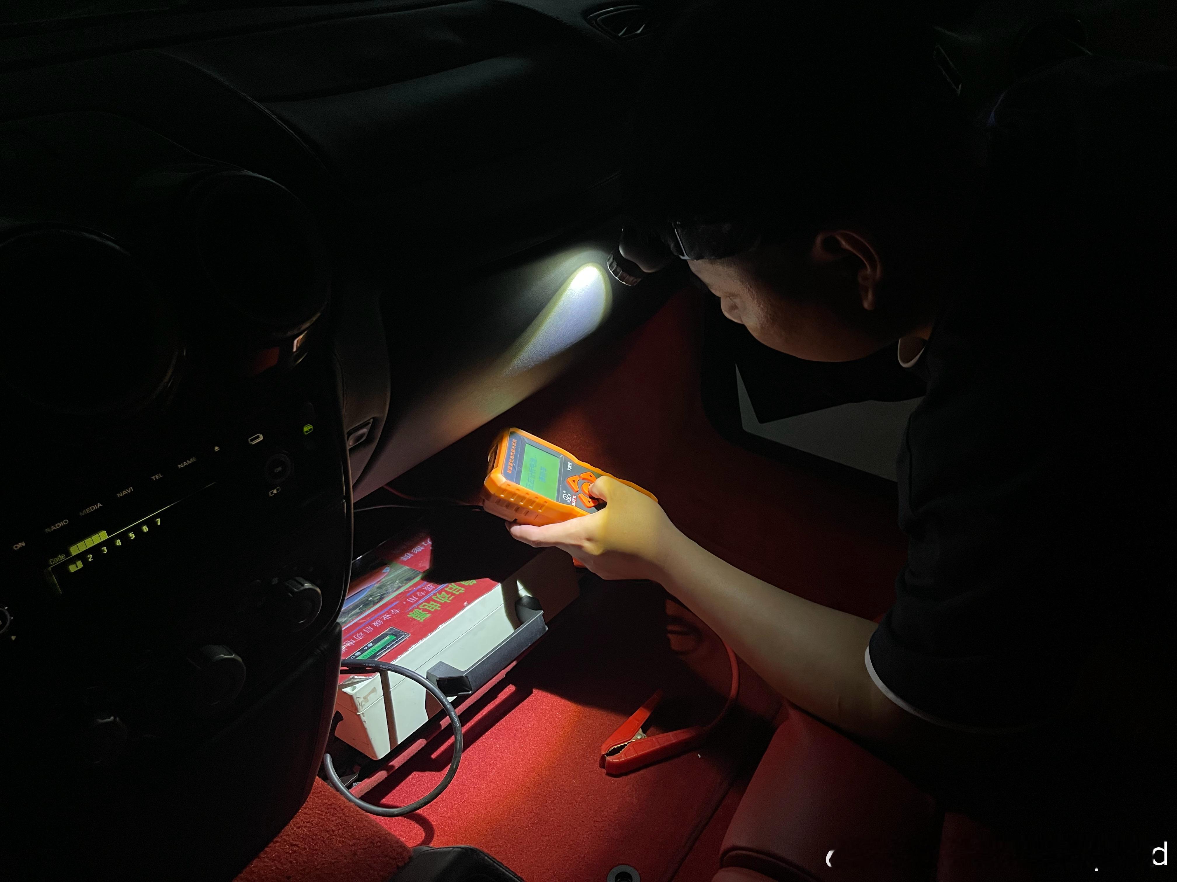 经历过70天一把着、两周发一次的长期阴间不良玩车习惯，F430电瓶终于嗝p了。马