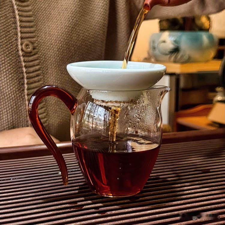 《茶魂淬炼·雁儿落带过得胜令体》
沸波翻，碧芽颤，初怯浪，意难安。世人多爱色鲜鲜