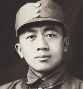 1944年，一打入敌人内部的地下党刚回到家里，还没来得及坐下，伪副师长的妻子就慌