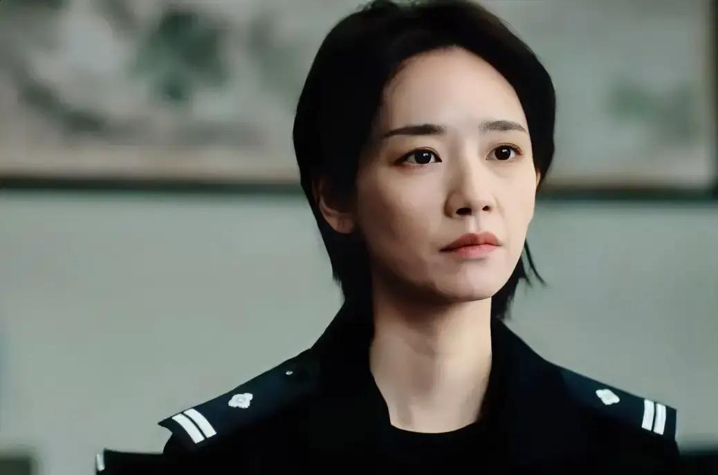 法令纹深到能夹纸，她照样演警花
 
演祝青越的张熙然，98年生，素颜视频里那条沟