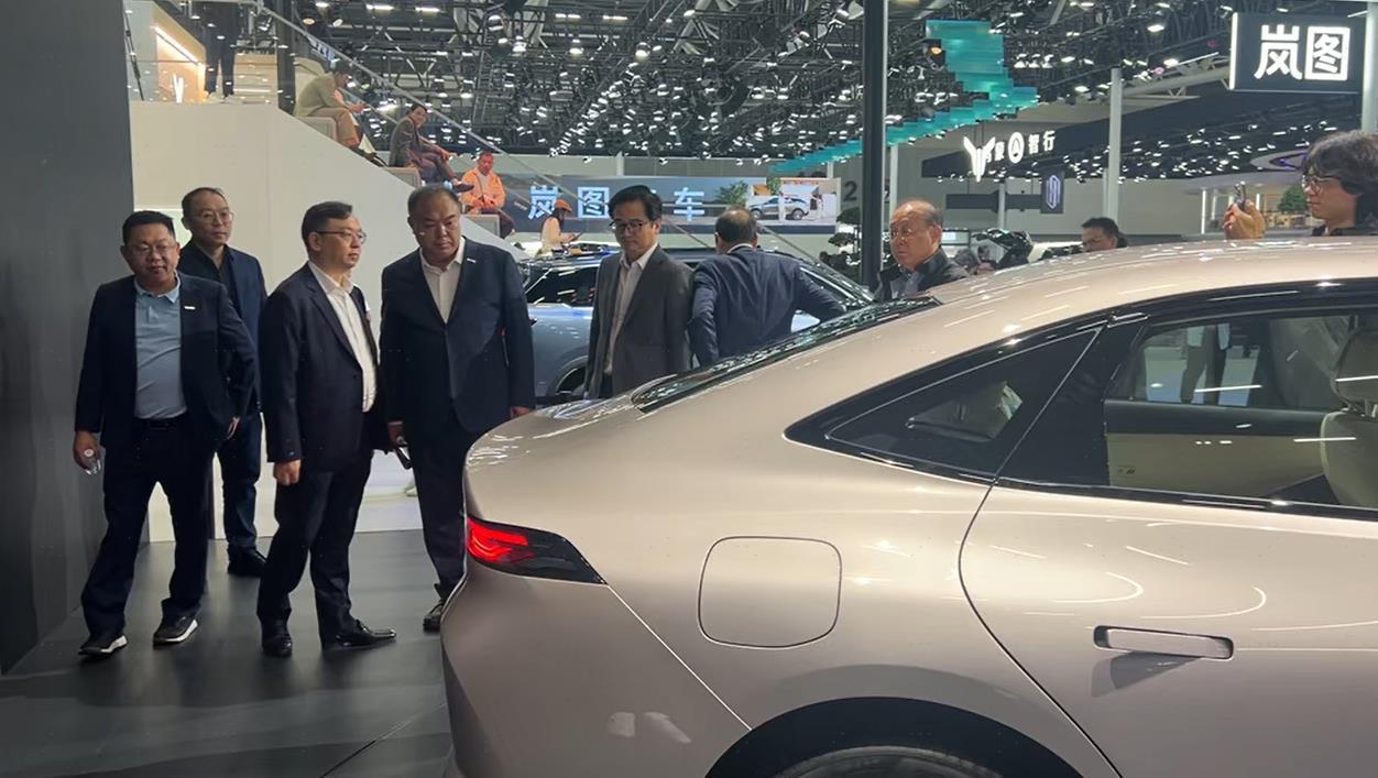 比亚迪董事长王传福带领一众高管，驻足东风日产N6展车旁，久久不愿离去 
