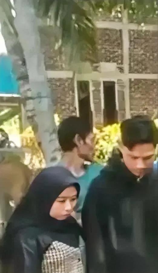 印尼一男子的离婚仪式，看哭好多人。

不是撒泼吵架，而是握着情夫的手，

红着眼