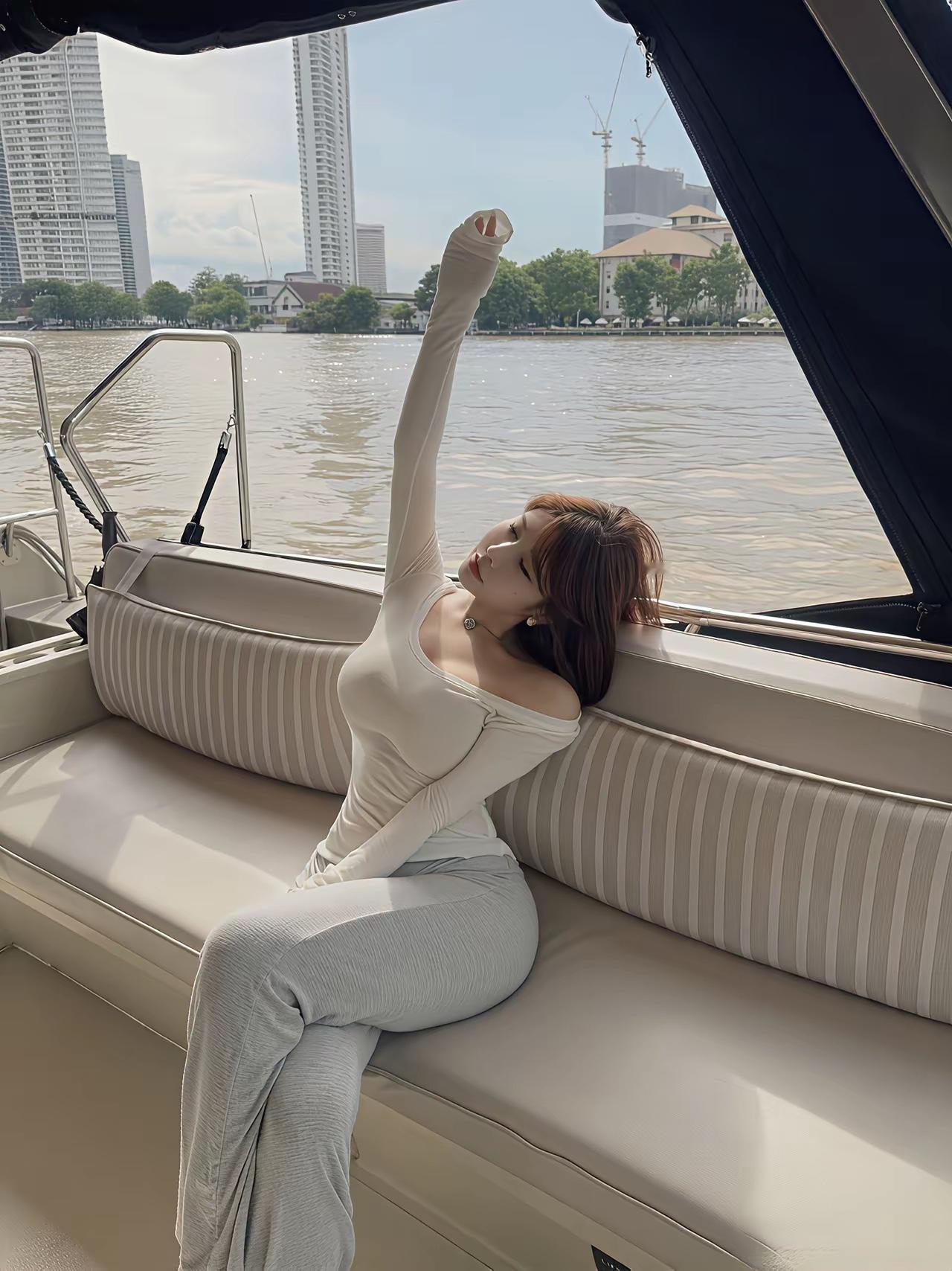 悠闲的午后，乘船漫游在城市河流，享受阳光与微风。