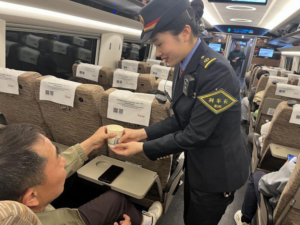 地铁里的“围巾擦地”：她的担当，温暖了一座城
 
一杯没拿稳的奶茶，洒在地铁车厢