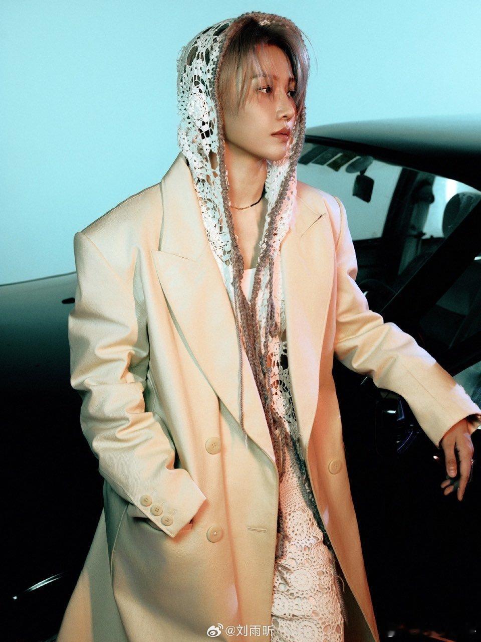 刘雨昕一把挽住爸爸 刘雨昕挽住爸爸的瞬间太戳人了，亲昵又自然的小动作里全是依赖和