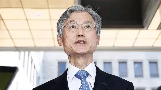韩国大法院院长曹喜大进退两难。
曹喜大是前总统尹锡悦一手推荐提拔上来的。
曹喜大